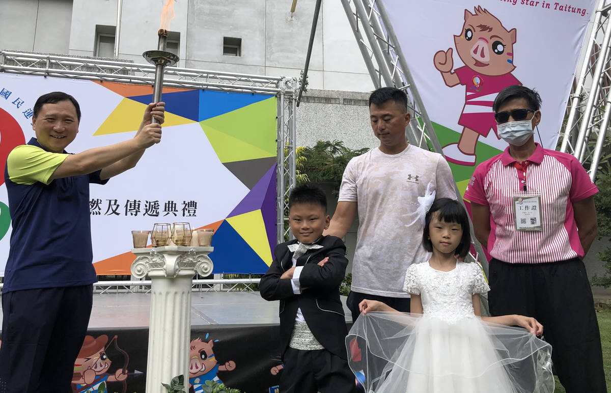 王副縣長手持火把與身心障礙兄妹、志工們及希望之火合影。