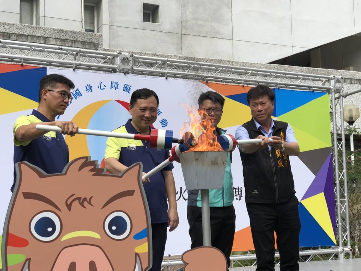 王副縣長(左二)與體育署王專員(左一)、行政院東部聯合服務中心洪執行長(右二)及臺東縣體育會陳理事長等人一同點燃聖火。