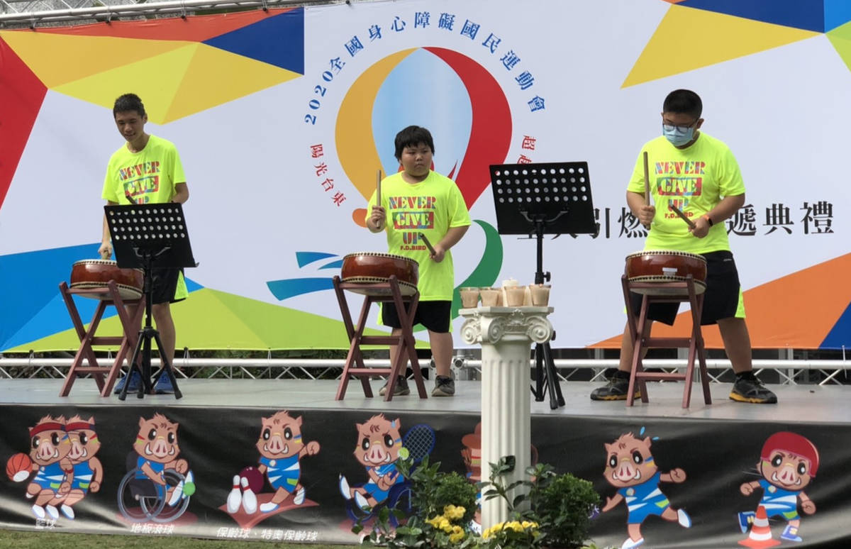 臺東縣自閉者協會的孩子們專注表演太鼓，使得會場氣氛更添溫馨。