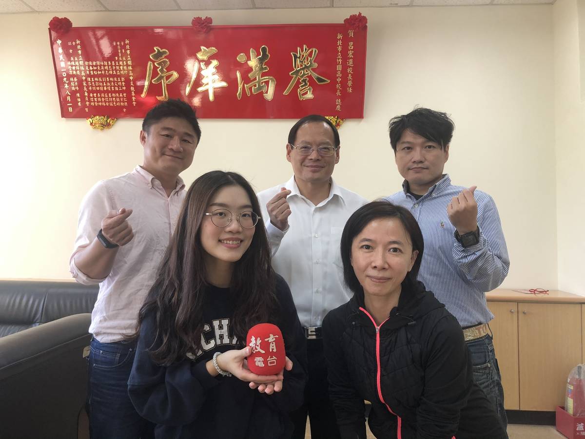1128_竹圍高中

國教署108年健康促進視力保健優等的新北市淡水區竹圍高中，在課堂中融合「戶外活動一二○，正確坐姿」的策略，並鼓勵學生多運用健康自主管理表；而針對弱勢學生，學校也會提供仁愛基金，協助就醫，二年下來，學生視力回復正常人數增加。同時利用地理上的優勢，邀請到馬偕醫院眼科醫師以及北藝大的學生來做來做視力保健的宣導和表演，讓視力保健這件事不再枯燥乏味，而是趣味與學習兼具。

採訪：新北市淡水區竹圍高中呂宏進校長、林浩吉學務主任、黃東溪衛生組長、
              劉嘉秀護理師