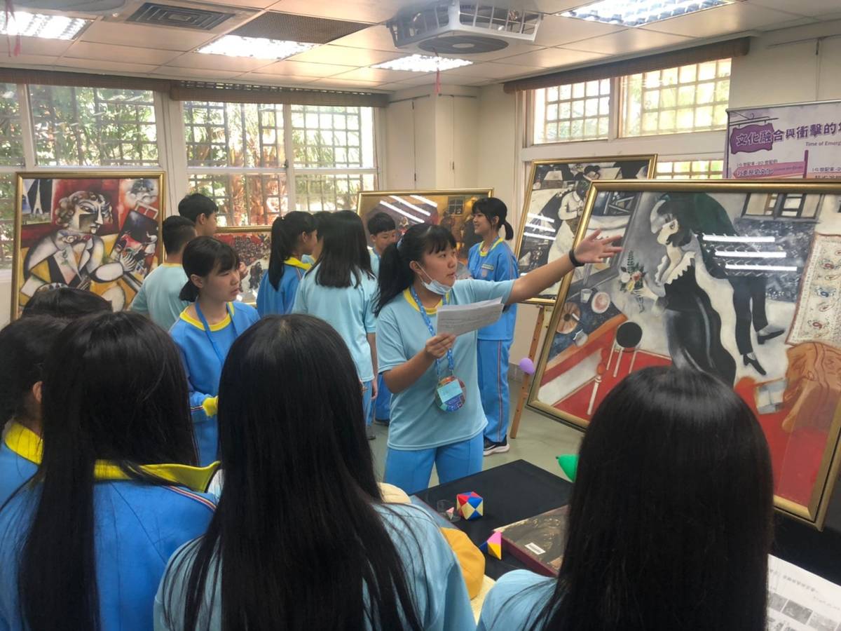 同學以中英文介紹畫作、說書蟲同學介紹夏卡爾。