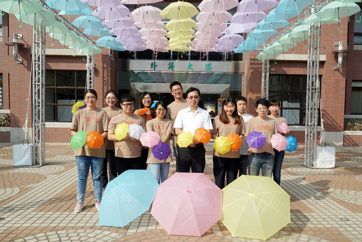 大葉大學陪你走過風雨體驗活動 用彩色傘布置打卡景點 (照片:大葉大學)