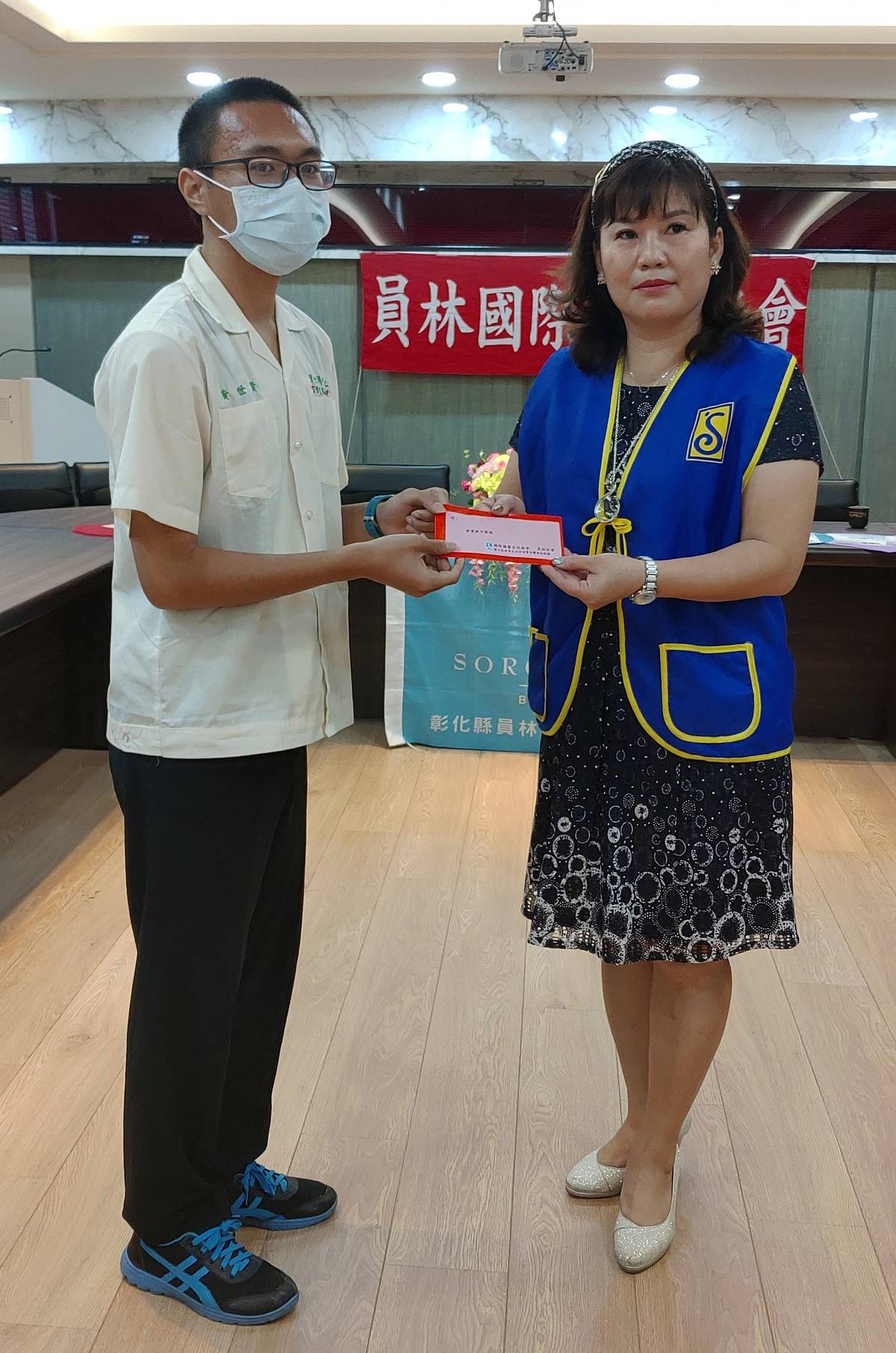 經濟弱勢學生拿到2千元獎學金開心表示一定會好好學習(圖片來源：員林農工提供)