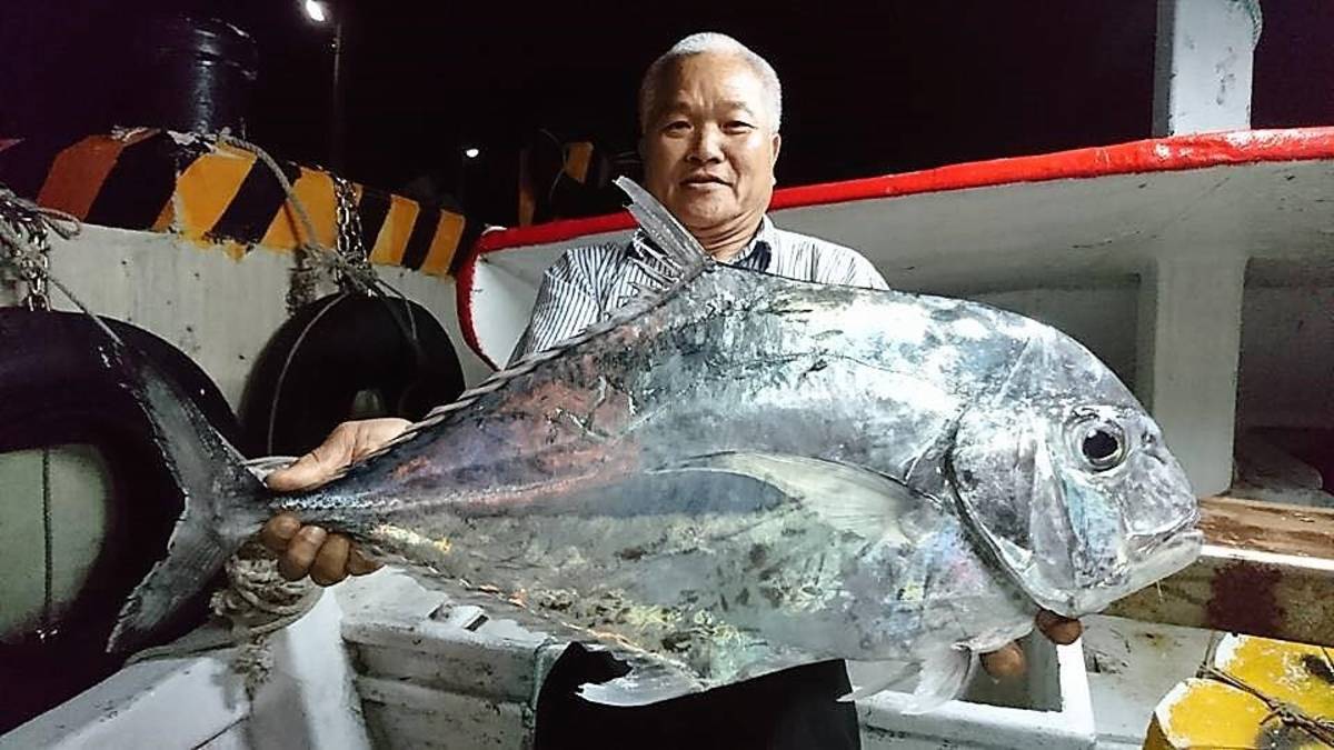 邱林塗船長的臉書上有各式各樣他曾釣到的大魚(圖片來源：邱林塗臉書)