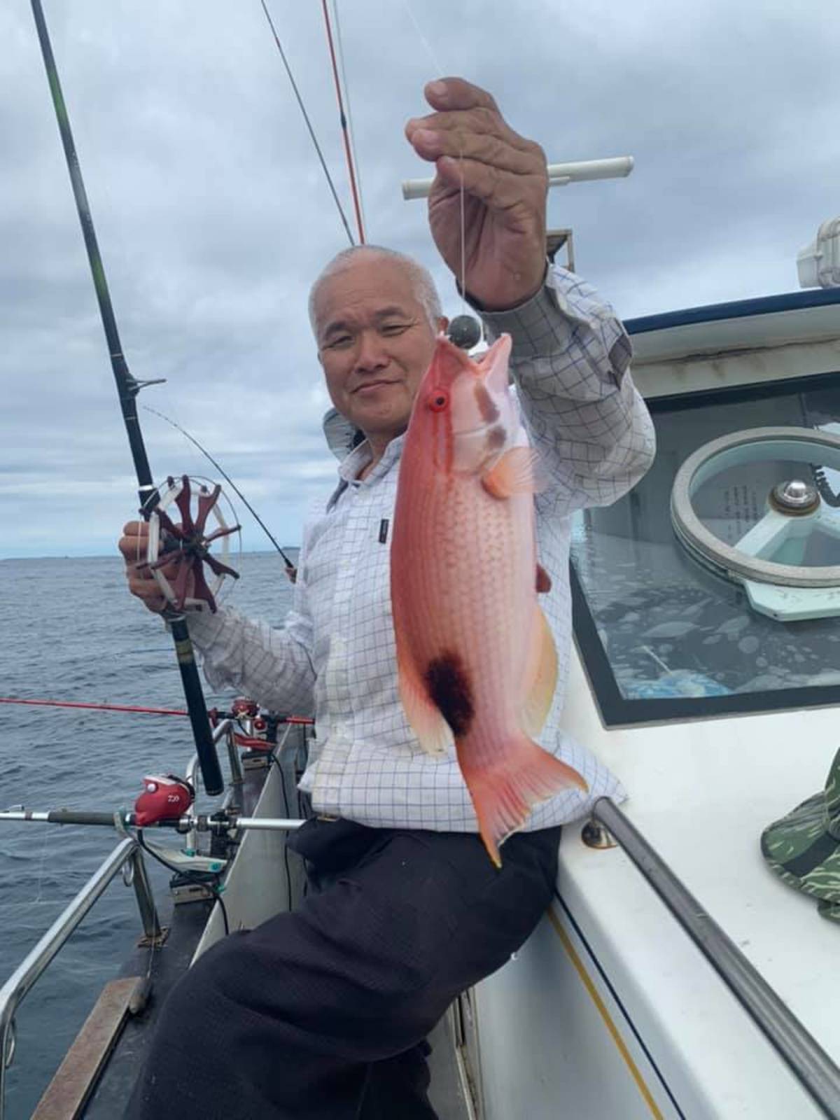 邱林塗船長熱愛海釣也常帶遊客出海釣魚(圖片來源：邱林塗臉書)