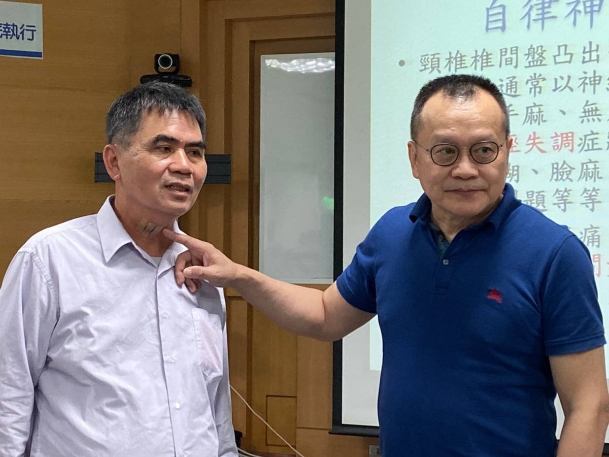 64歲患者游先生（左）與林新醫院神經外科邵國寧主任（右）合影