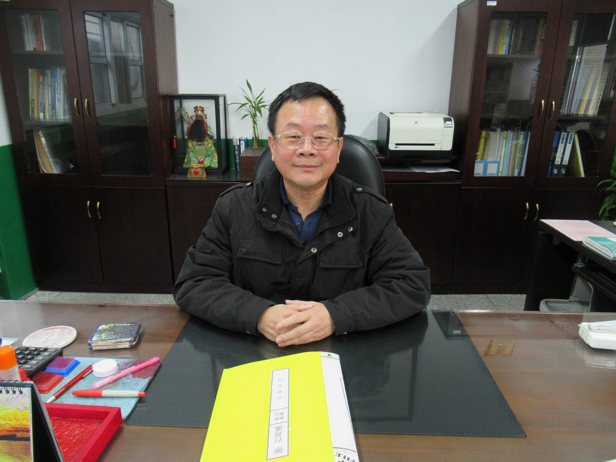 新北市永和國小校長曾燕春榮獲108年度客委會「推動客語教學績優人員」的肯定。