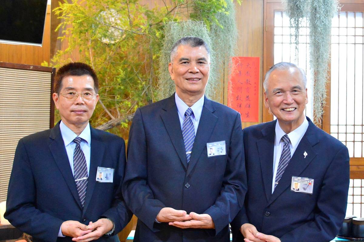 林坤旺（中）因新冠疫情留在台灣培訓志工，與慈濟志工一起投入中區慈善工作。(圖為慈濟基金會提供)
