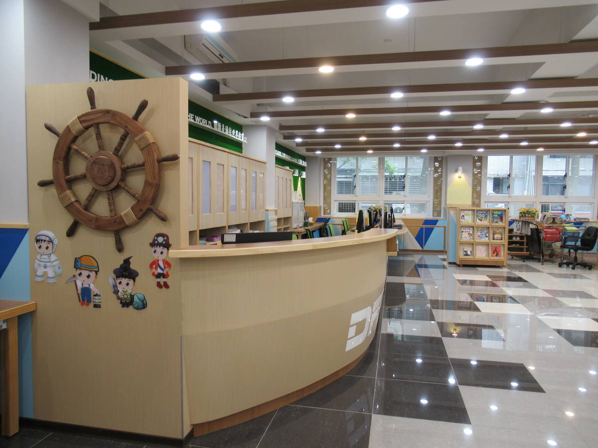 台北市內湖區東湖國小的圖書館經過整建，以「書海堂」為名，象徵著學生在此能徜徉浩瀚書海。