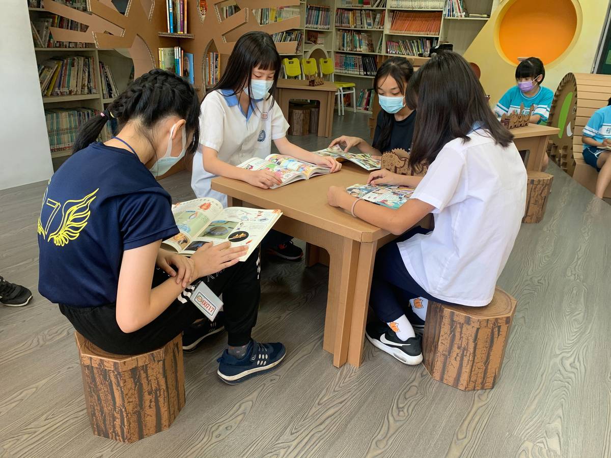 積穗國小學生在紙圖書館閱讀。