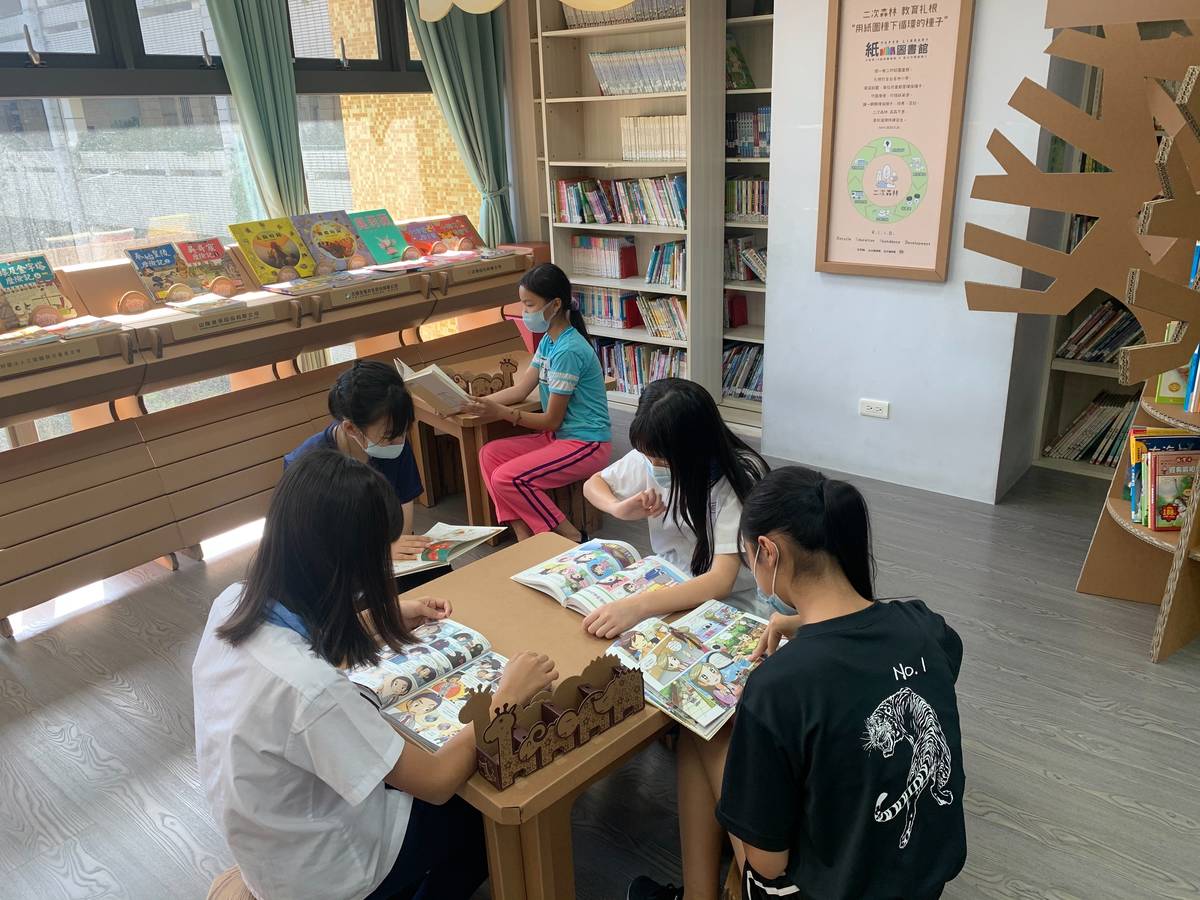 學生享受在紙圖書館各個角落閱讀。