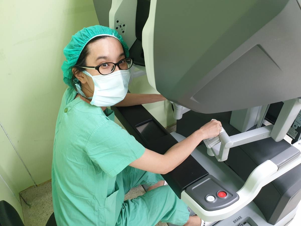 臺東馬偕醫院泌尿科醫師楊迪媛表示，達文西機械手臂的手術操作屬於3D立體視野，可減少對組織造成的傷害，非常適合用於攝護腺根除。