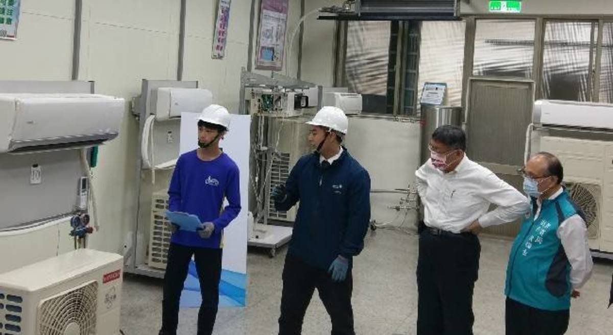 臺北市柯文哲市長、教育局曾燦金局長參觀講師指導學生維修