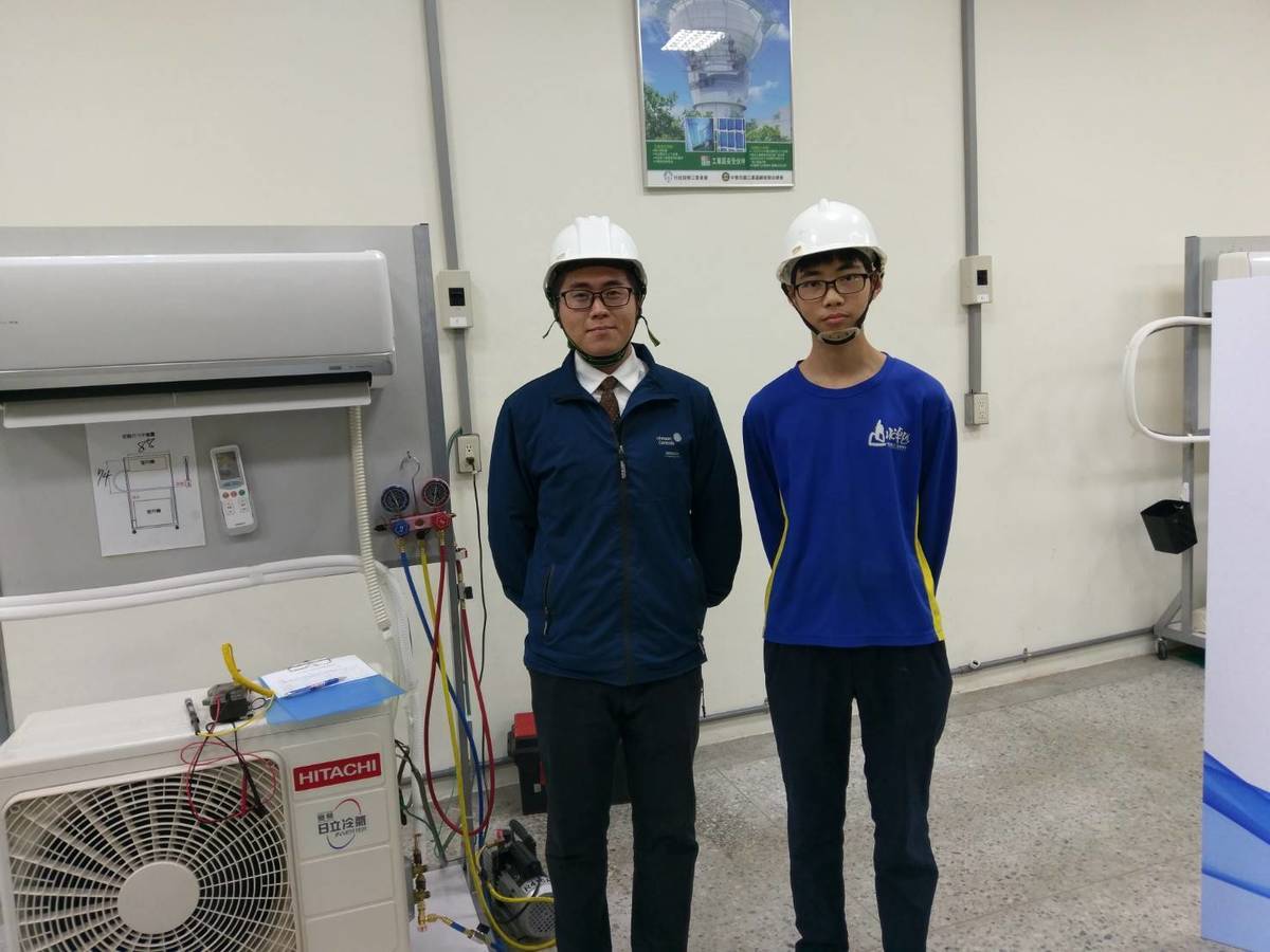 日立冷氣業師杜哲維指導南港高工陳同學進行室內機的檢測