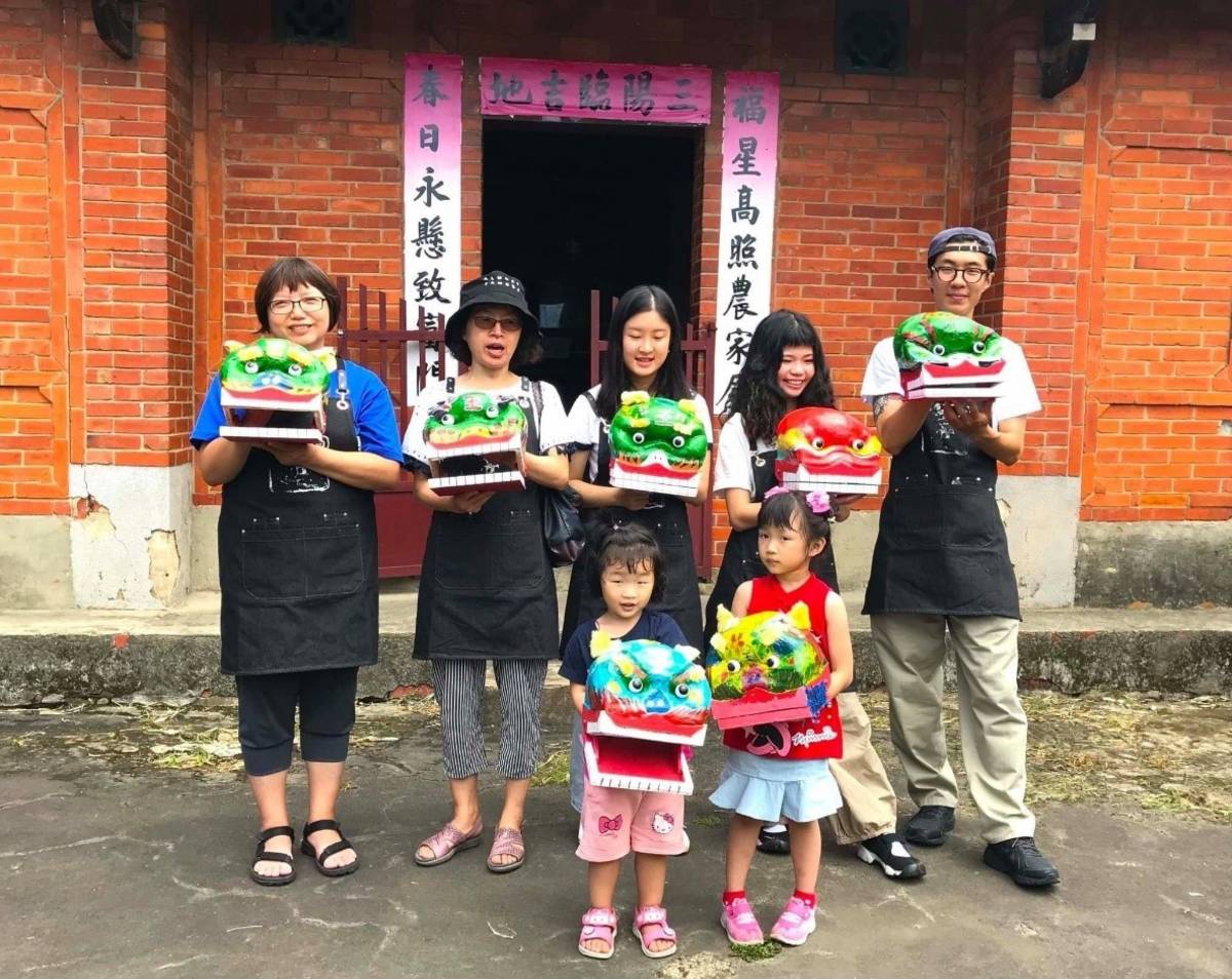 「伯公下在地文化發展協會」團隊舉辦小學堂活動，讓親子DIY彩繪自己想像的方口獅。
