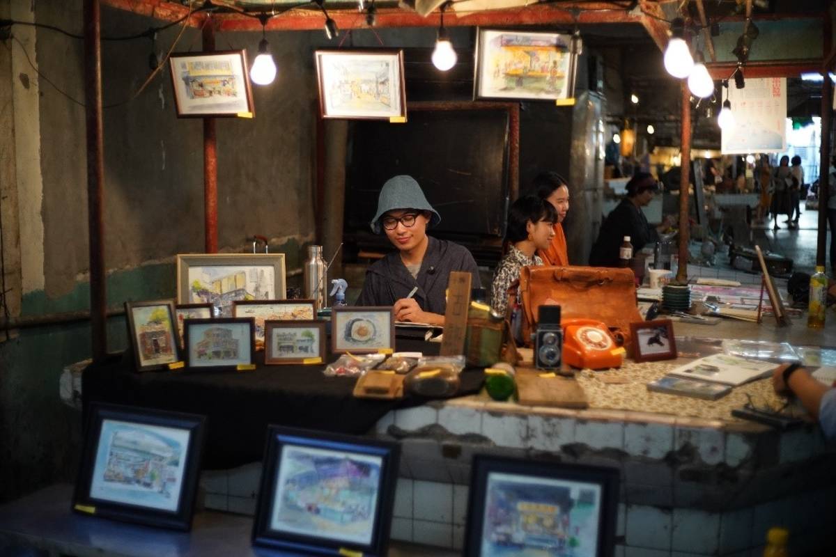 「地方賊」團隊與在地畫師合作，展出光明戲院和市場攤販為主題的畫作。