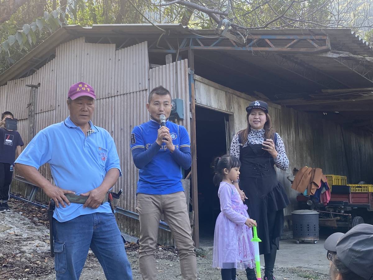 「幸福中臺灣」節目主持人常罡(左2)及麥玉珍(右1)帶領新住民走入山中摘甜柿