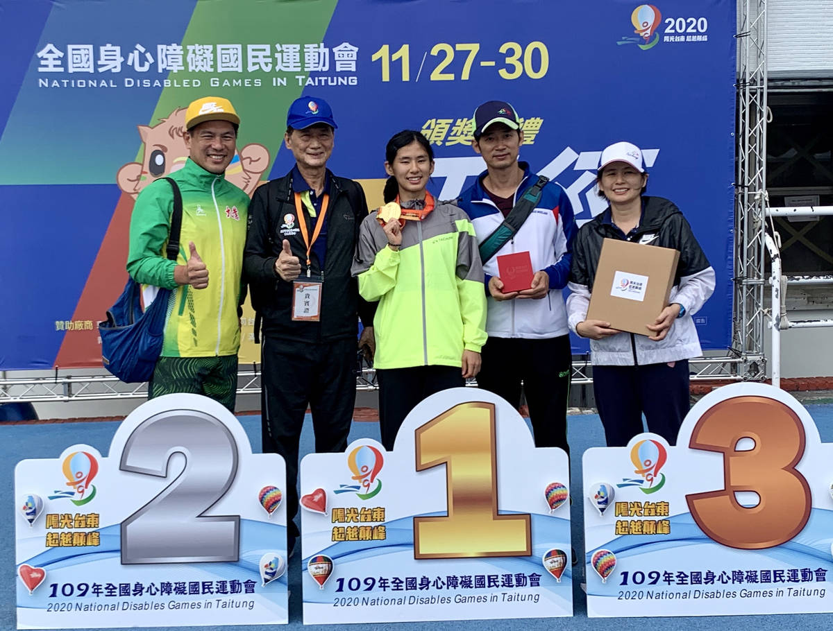 首次參加全障運，代表臺中市出賽的聽障選手許樂(中)，在女子100公尺跨欄項目，破聽奧世界紀錄。