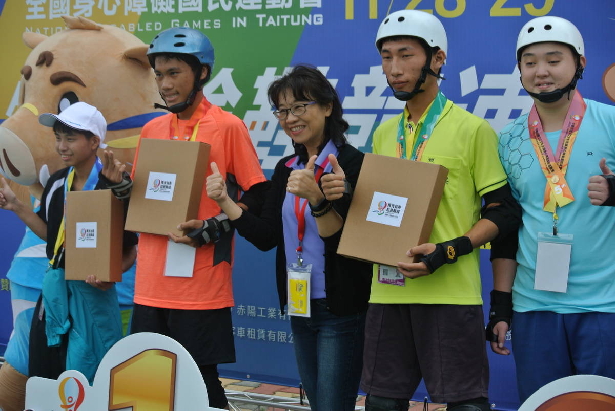 新生國中王炫捷(左二穿橘衣者)在特奧輪鞋競速賽中獲雙金