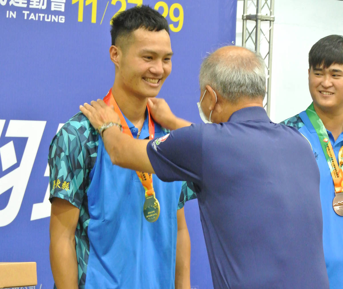 宋瑋在特奧羽球男子組個人單打賽拿下金牌
