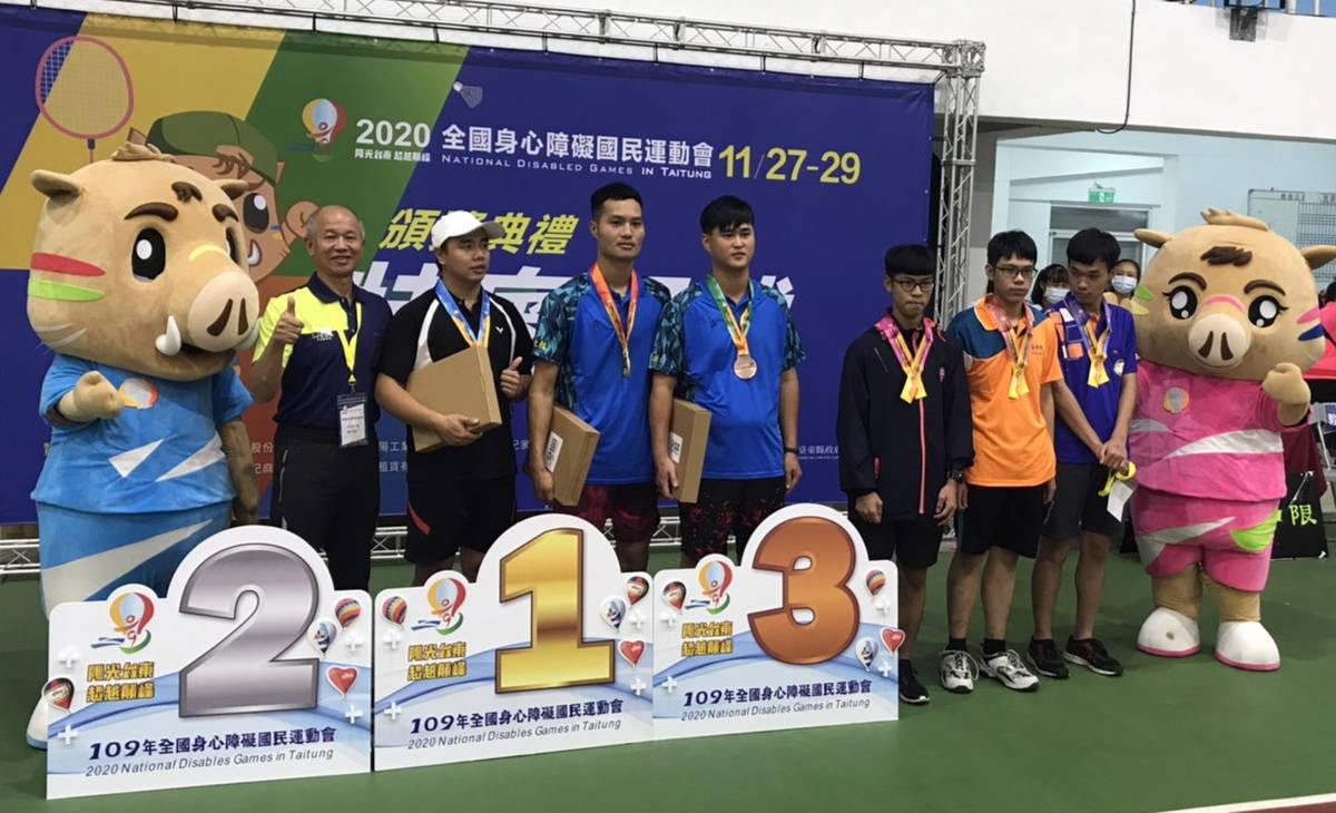 109年全障運吉祥物阿奈阿歷造形討人喜歡，他們還會很主動的走向優勝選手頒獎典禮，並且和選手們合影留念。