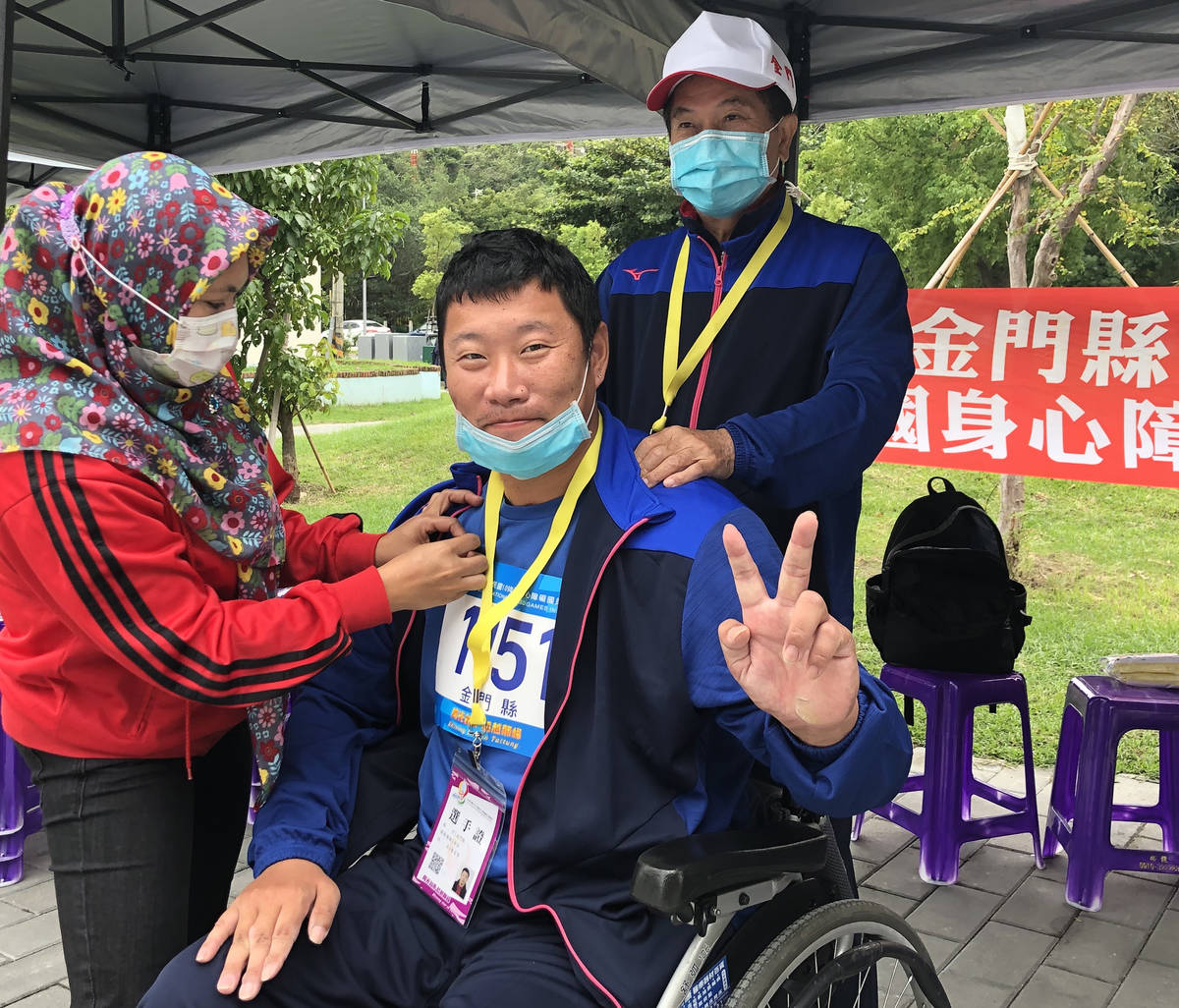 因車禍受傷的蔡宏章，在教練楊國興的鼓勵下重拾信心，在田徑場上以優異的表現翻轉人生。