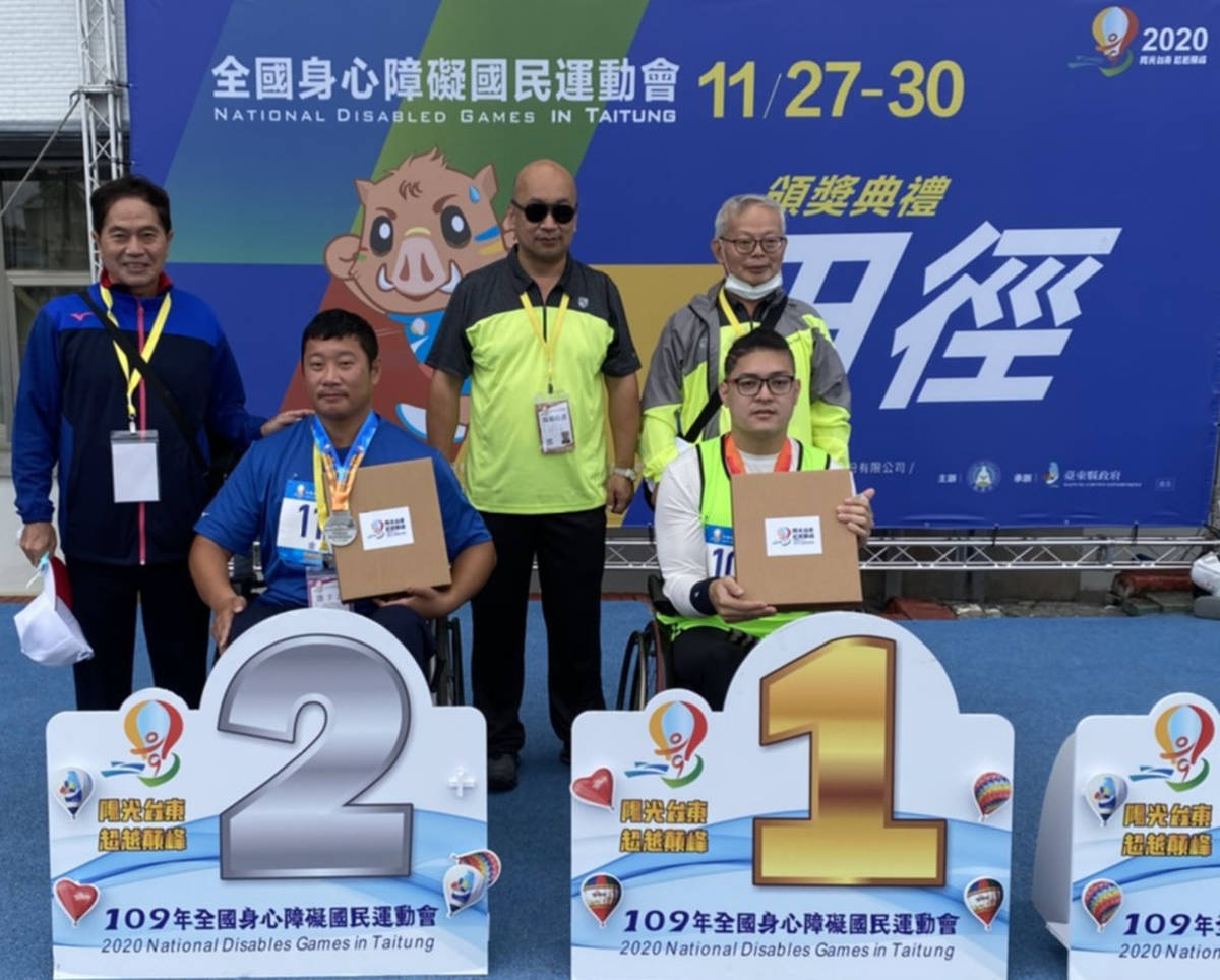 蔡宏章(左二)在肢障男子組F34鐵餅1KG項目獲得金牌，鉛球4KG項目獲得銀牌，他的表現讓楊國興教練(左一)非常欣慰。