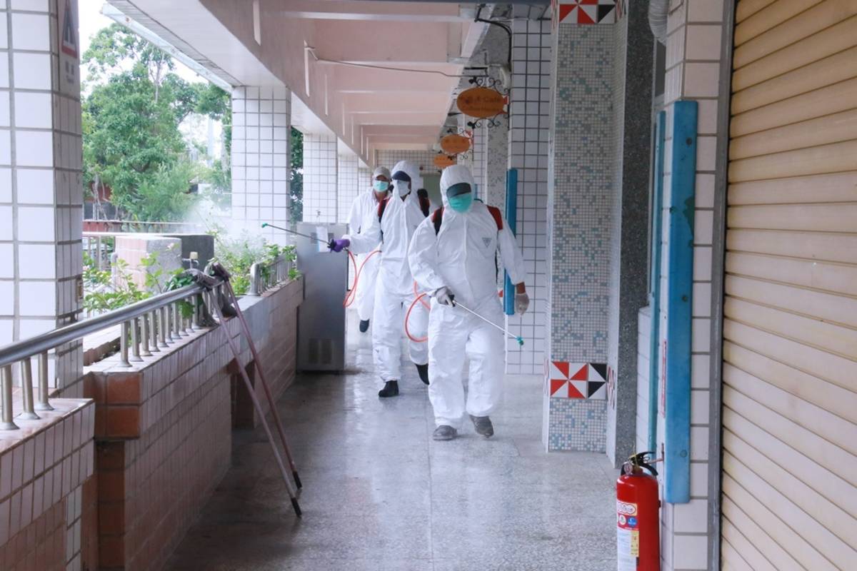 秋冬防疫專案今(1)日啟動，臺東縣府為守護學生健康安全，運用全障運停課期間已完成校園大規模消毒，並積極向學校宣導落實防疫相關措施。