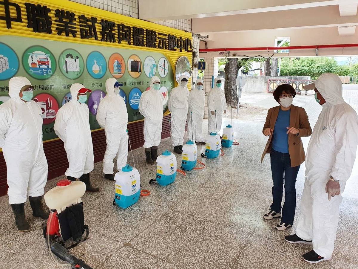 臺東縣長饒慶鈴前往卑南國中視察消毒情況，並呼籲面對第二波疫情不得掉以輕心。
