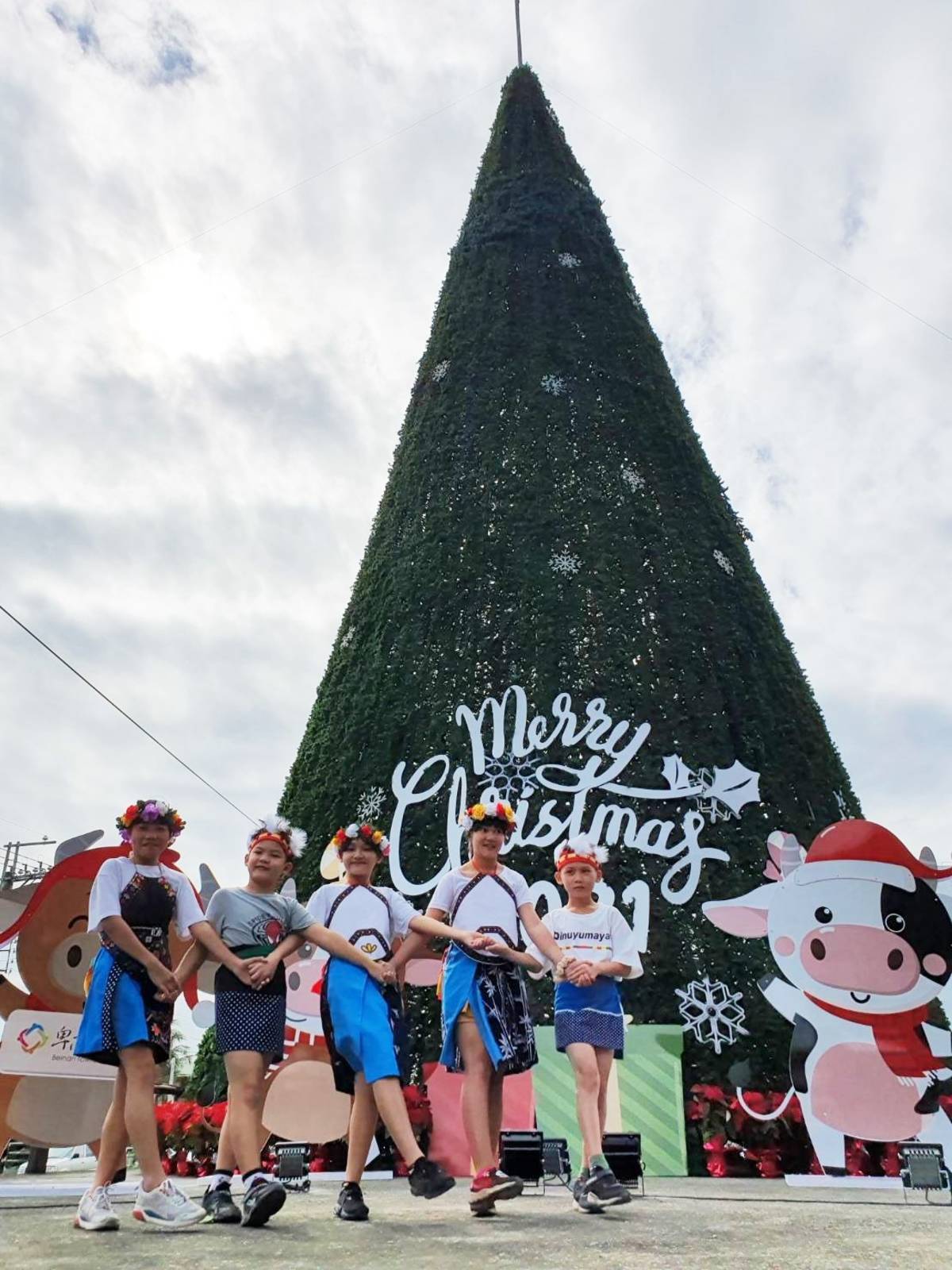 卑南鄉公所今年在初鹿國小前公園，搭建起22公尺高的巨大聖誕樹，讓小朋友上下學都能感受濃濃的節慶氛圍。