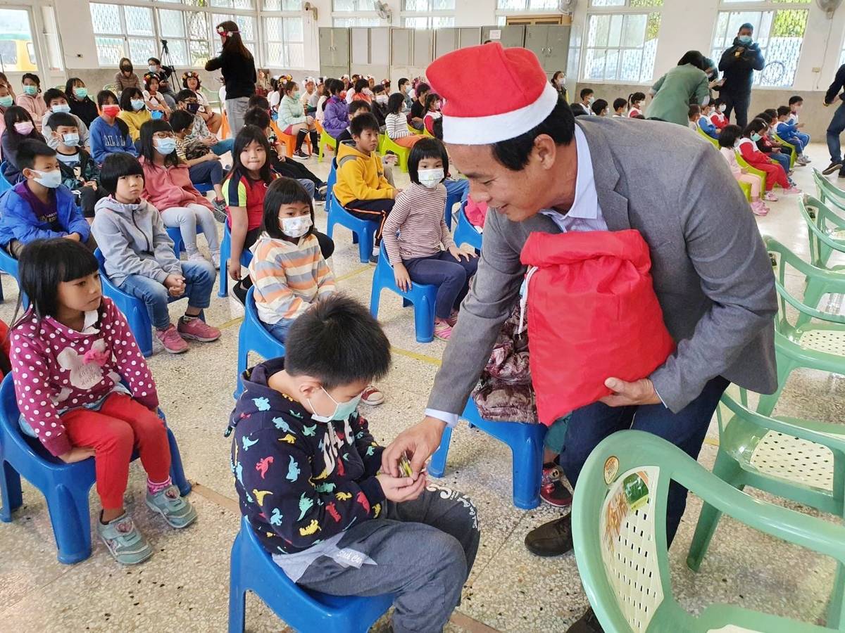 卑南鄉長許文獻發送糖果給初鹿國小學童，預祝聖誕快樂。