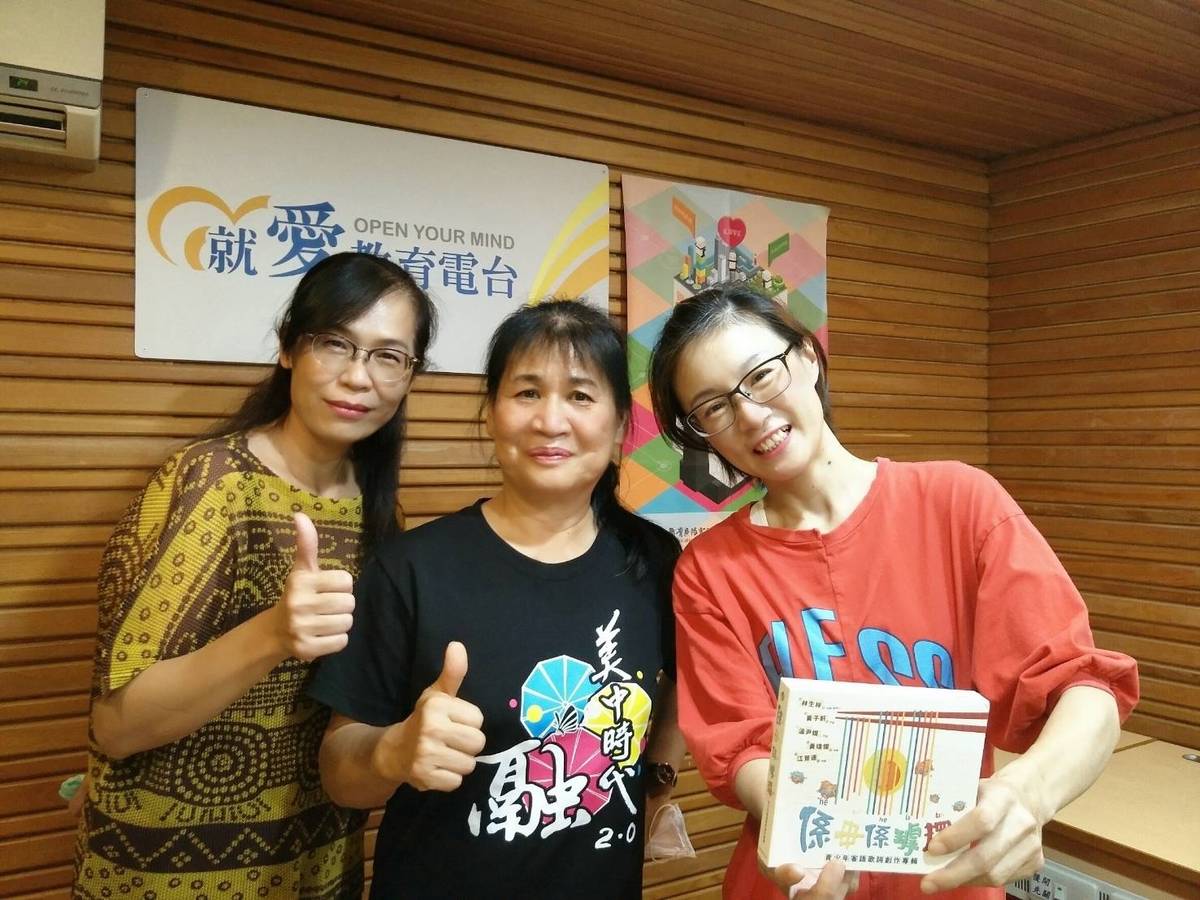(圖左)高市美濃國中校長利文鳳、(圖右)曾獲得本士語言傑出貢獻獎─高雄市美濃國中教師鍾淑英
