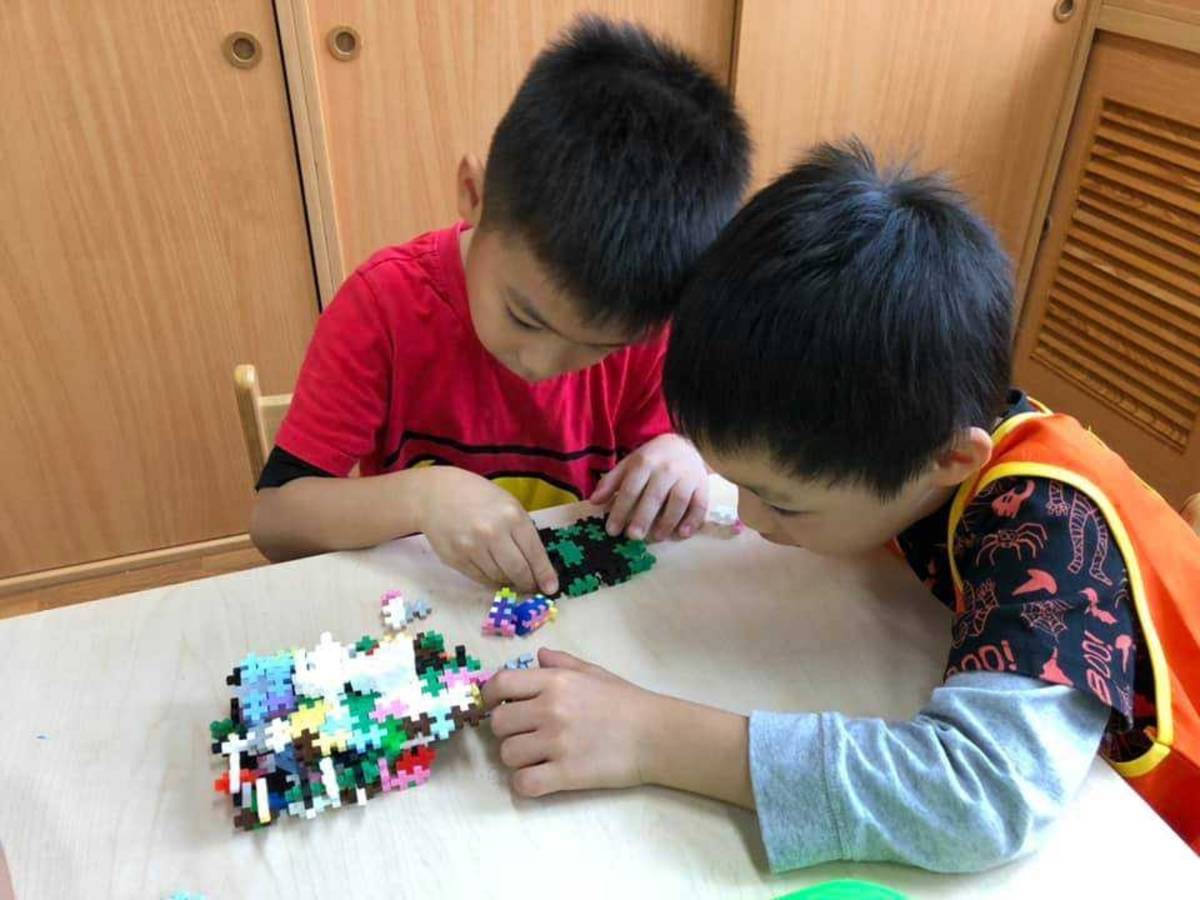 新安非營利幼兒園孩子玩積木.jpg