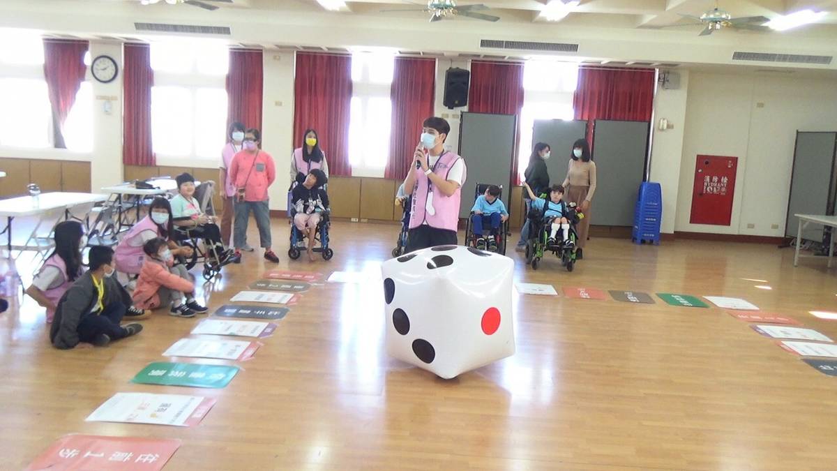 「襪！走出社頭新風貌」活動設計大富翁闖關遊戲融入社頭在地文化及歷史  (照片:彰師大)