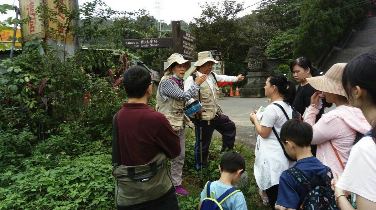 民眾聆聽陳金婷老師(中)導覽。