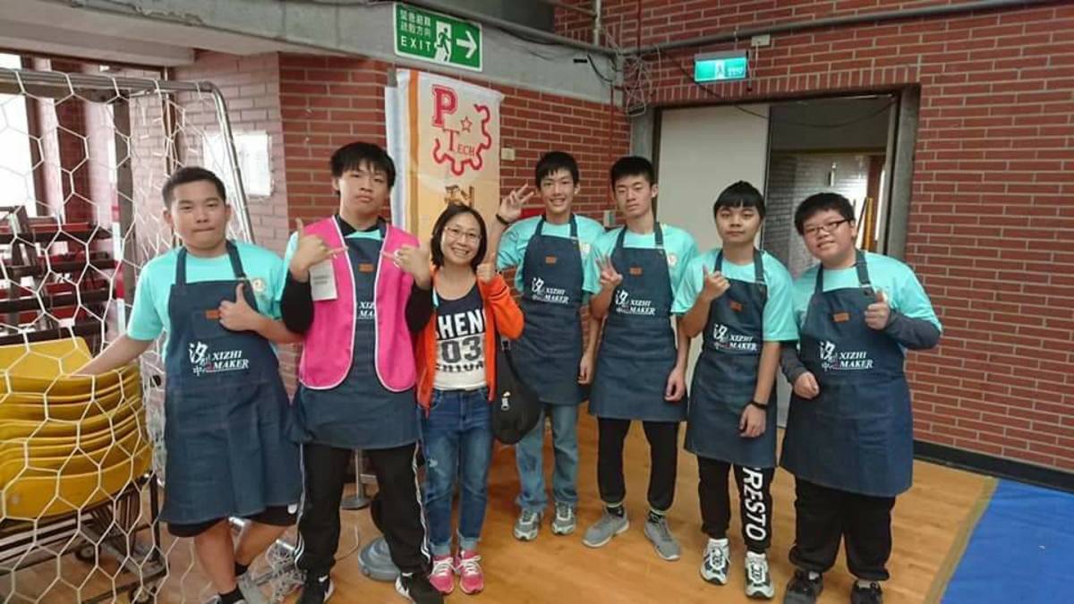 汐止國中潘信志(左二)同學憑藉參加國三技藝班與全國生科競賽第2名的成績，今年順利進入內湖高工電機科就讀。