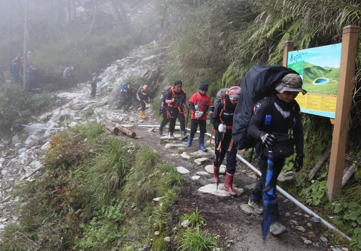 在攀登嘉明湖的過程中，學生備受生理與心理上交戰，得到一些珍貴的體會。