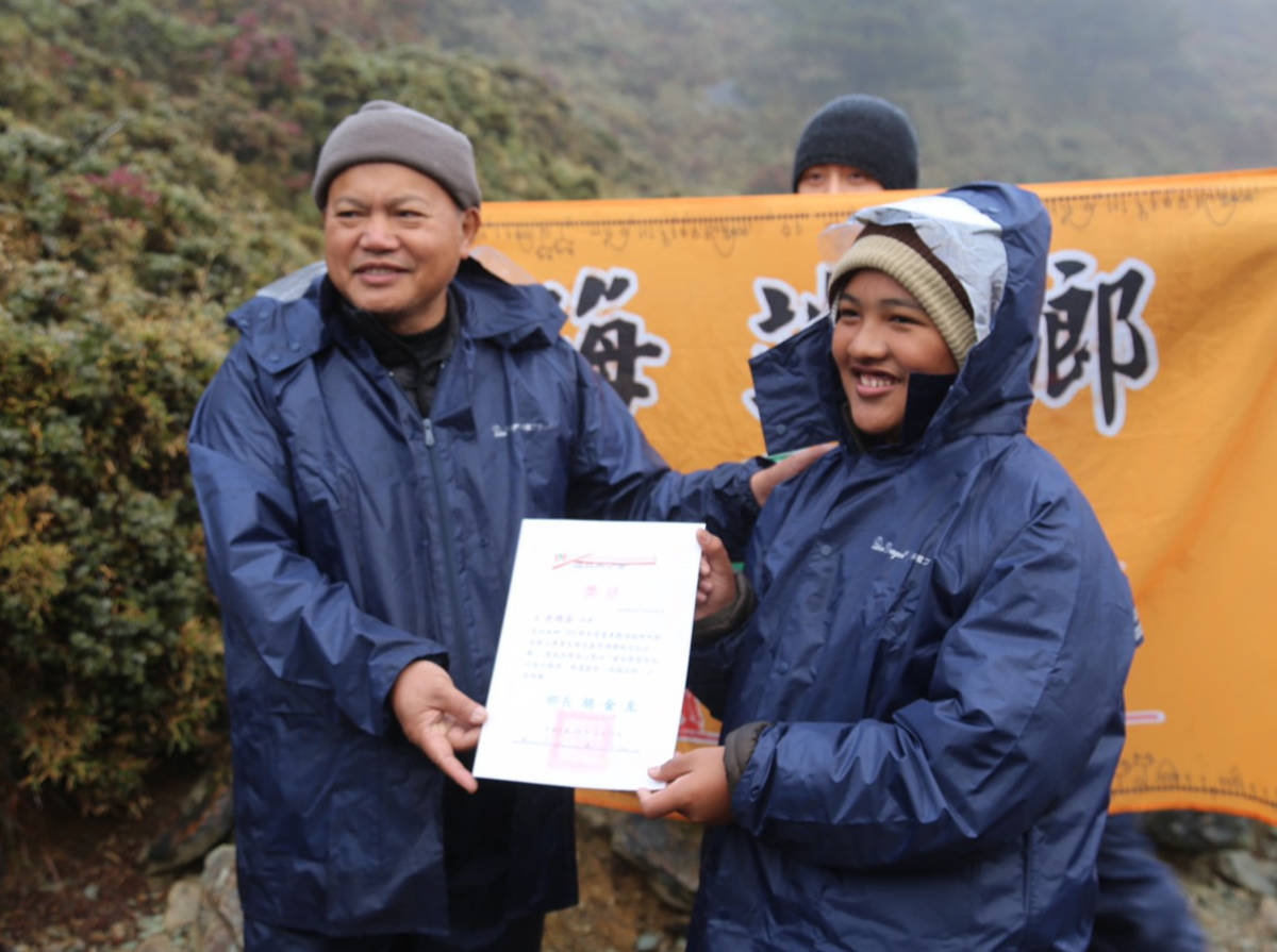 小朋友領到完成山林教育結業證書，臉上滿是感動與喜悅。