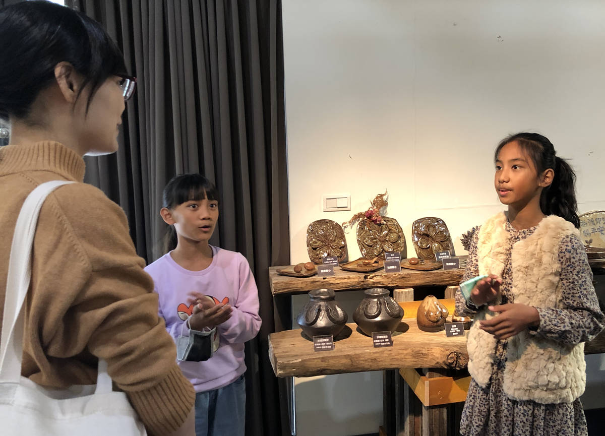 新興國小的兩位小朋友向參觀人員導覽他們的作品