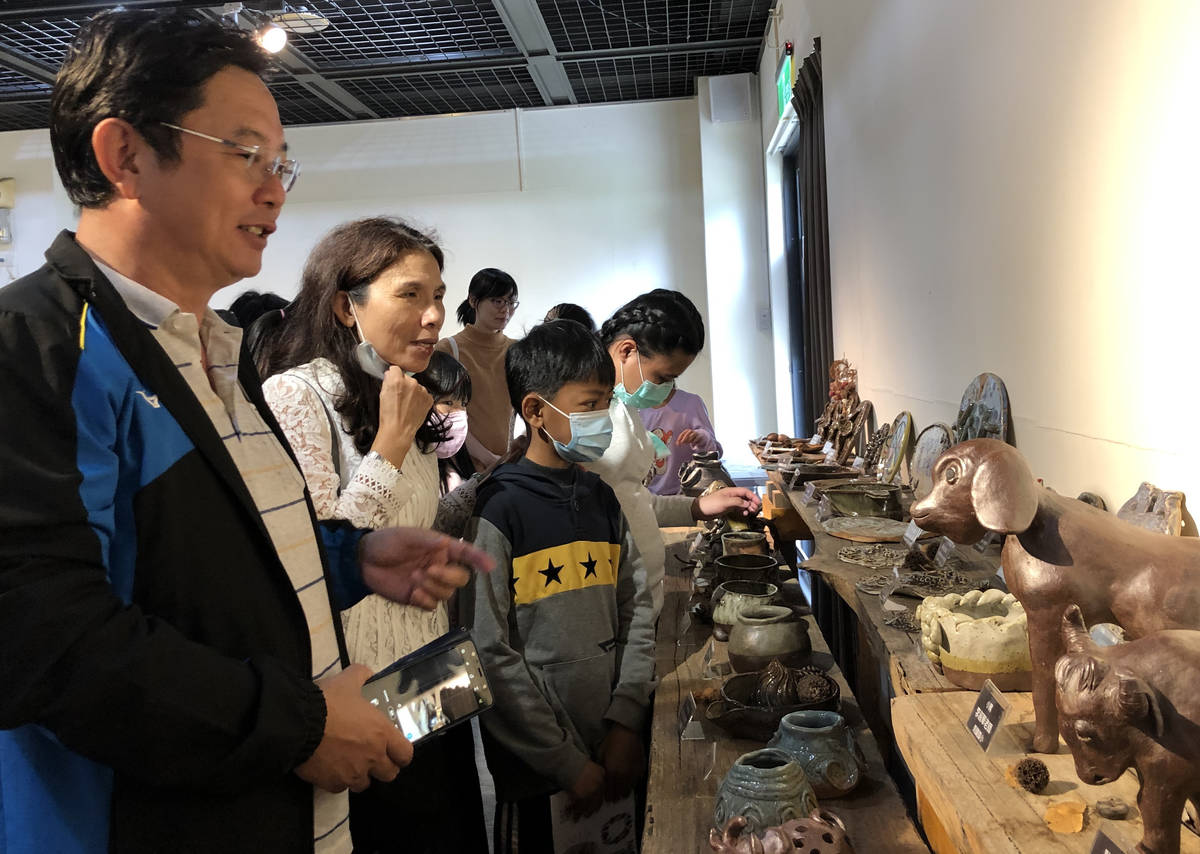 高進欽校長陪著師生一起參加陶藝展開幕典禮，面露愉快笑容。