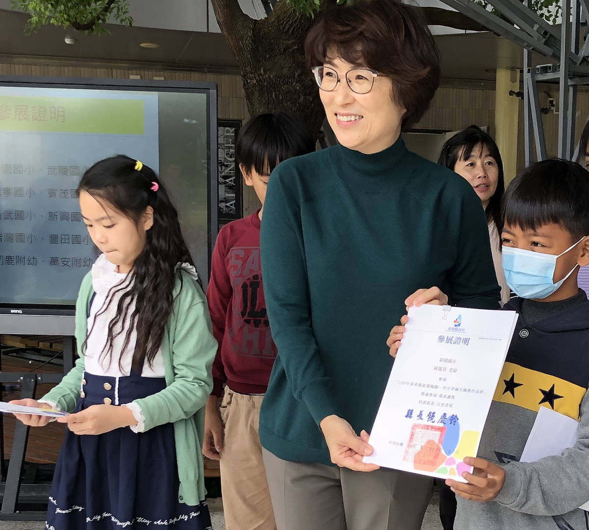 饒縣長頒發參展證明給小朋友