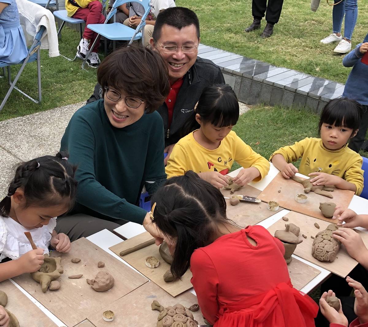 饒縣長和林處長陪著初鹿國小幼兒園的小朋友一起捏陶