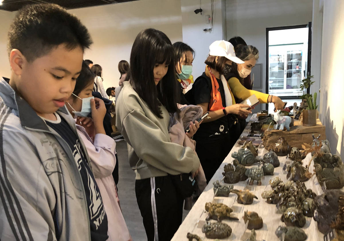 參展的小朋友專注欣賞其他人的作品