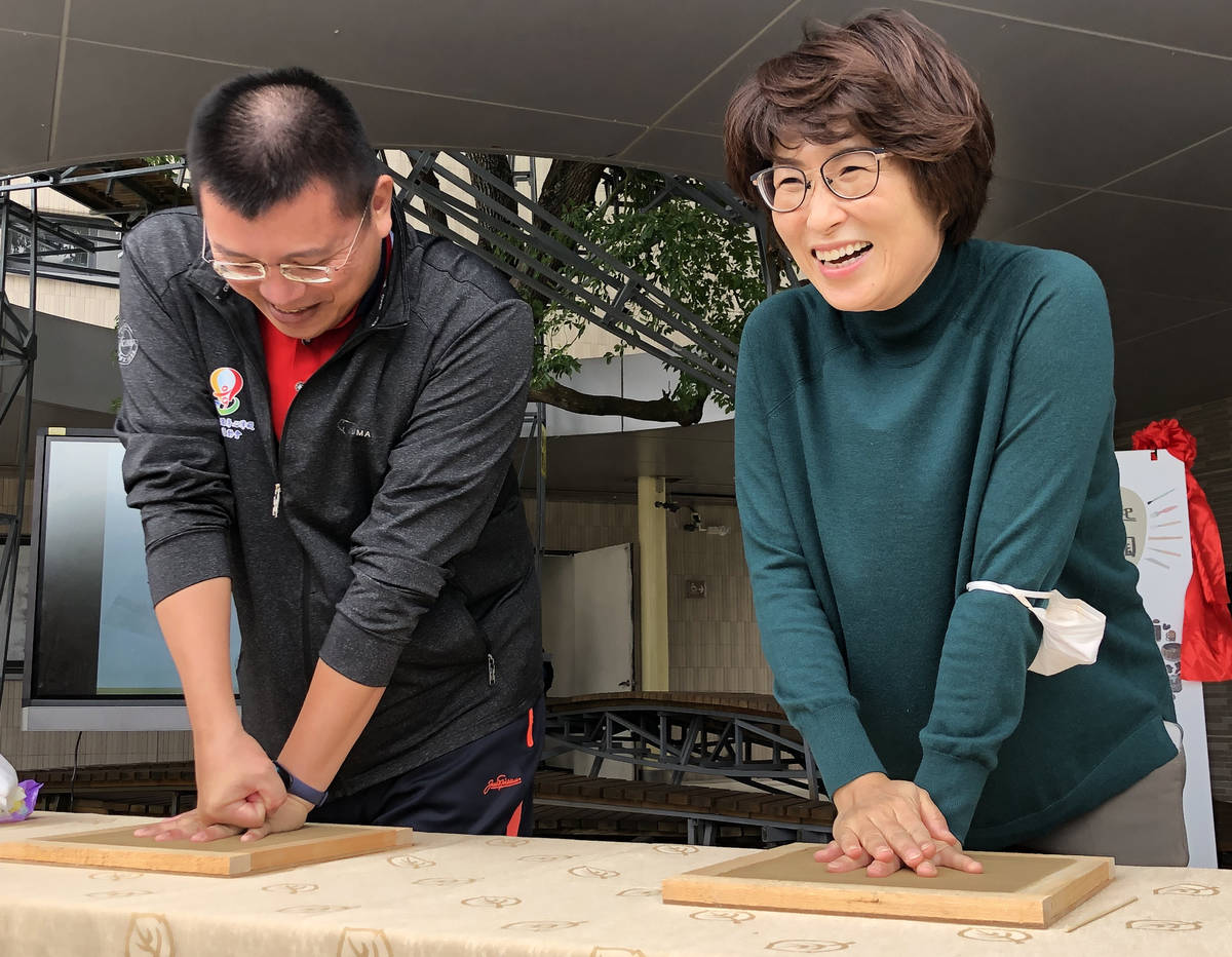 饒縣長和林處長親自製作一塊手掌陶板