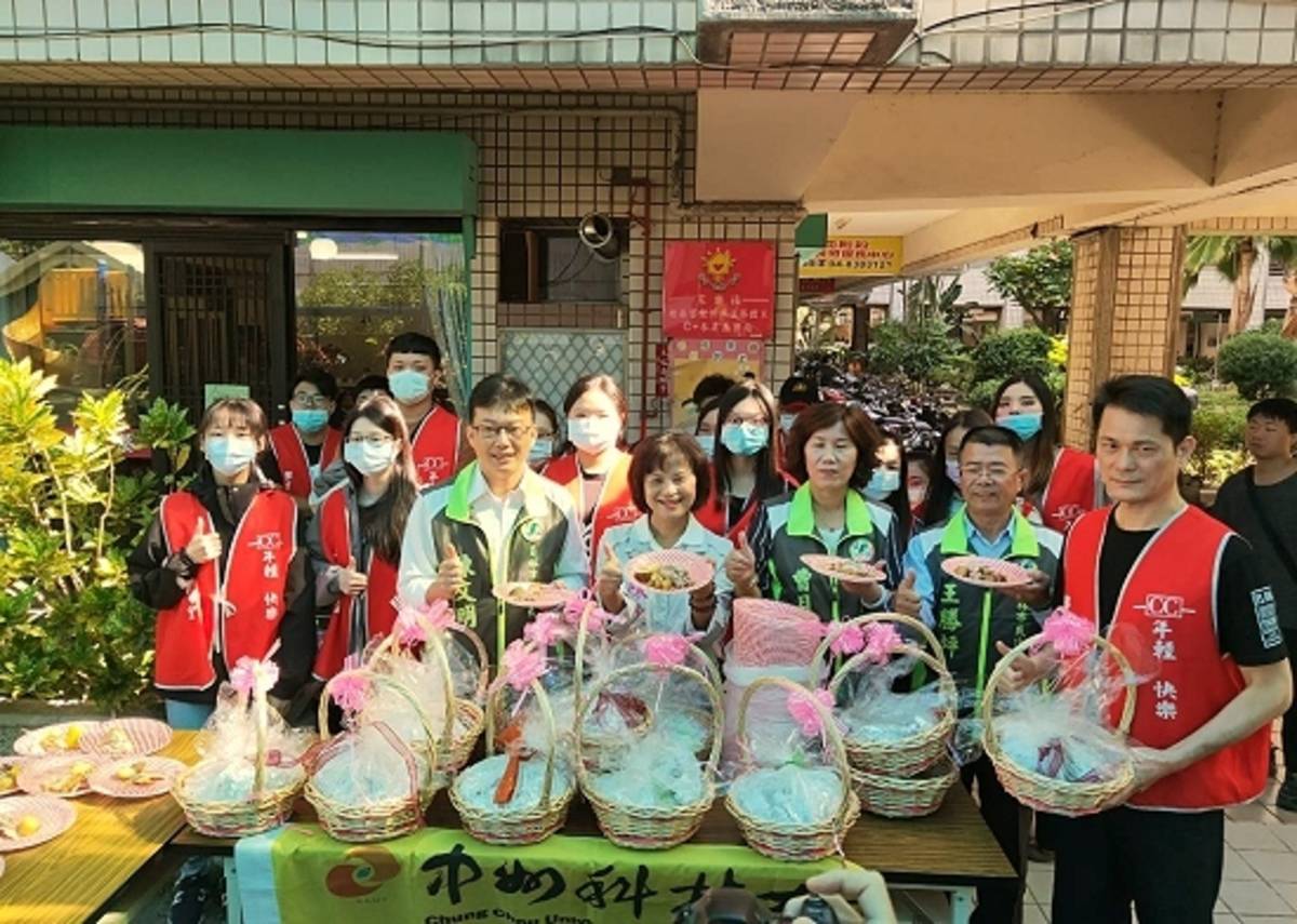 中州科大送烤雞給日照中心學員提前歡度聖誕節活動合照