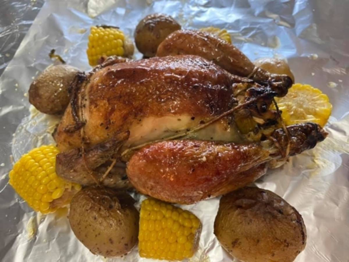 中州科技大學餐飲廚藝系製作的異國料理烤雞大餐 (照片:中州科大)