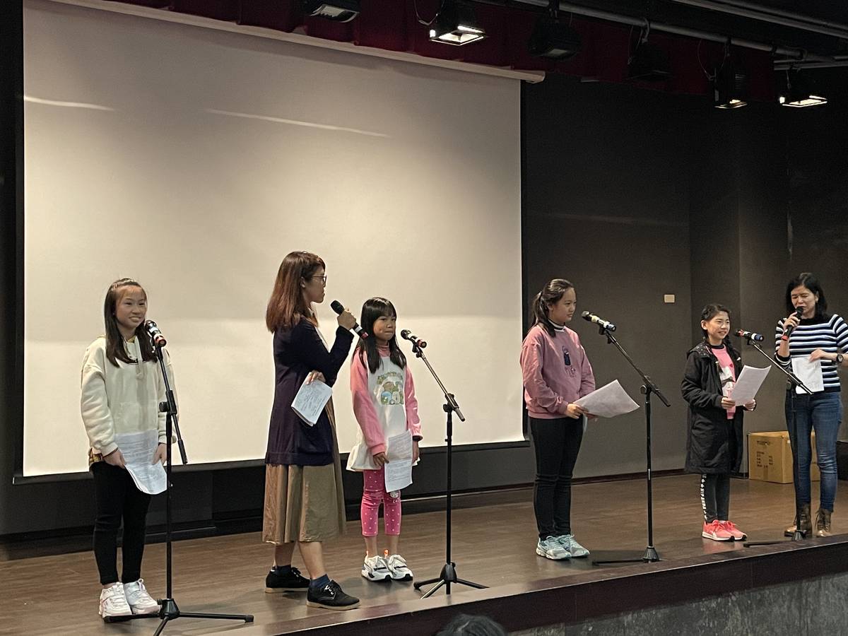東信國小同學帶來的廣播劇—倫敦橋上的聲音，帶著聽眾體驗「有聲」閱讀。