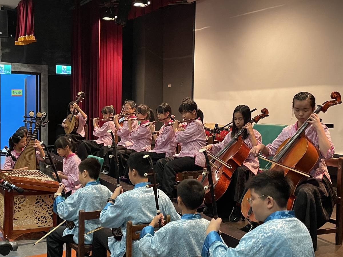 基隆東信國小國樂團演奏經典台灣歌謠丟丟銅仔，揭開「跟著NER有聲閱讀趣」的序幕。
