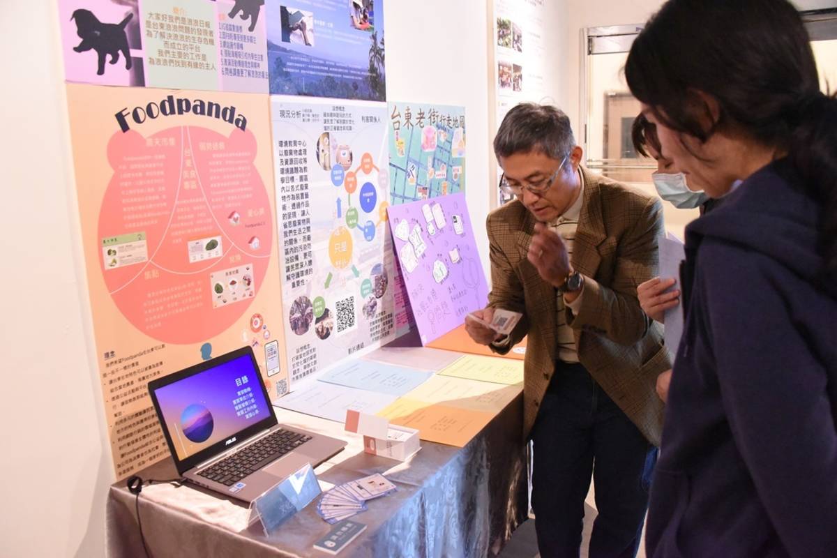 臺東大學人文學院舉辦高教深耕計畫成果展，呈現人文學院7系所的教學創新成果，也展出首屆「東臺灣人文創新創意競賽」獲獎作品。
