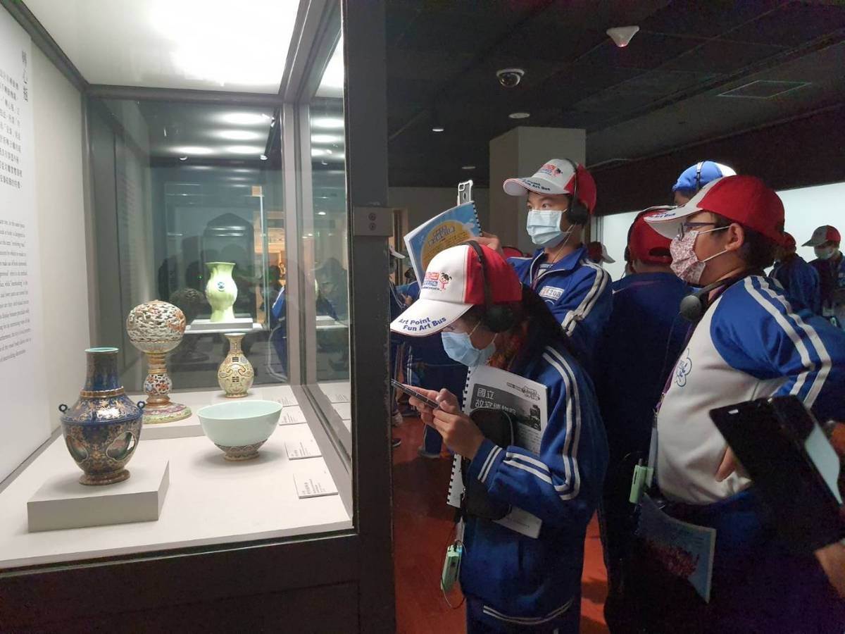 學生聆聽故宮導覽觀賞文物（圖片來源：臺中市教育局）